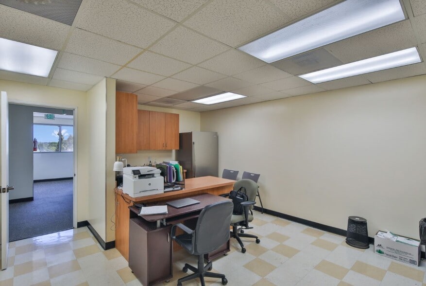 More Photos Of 10515 Balboa Blvd, Granada Hills Medical For Lease