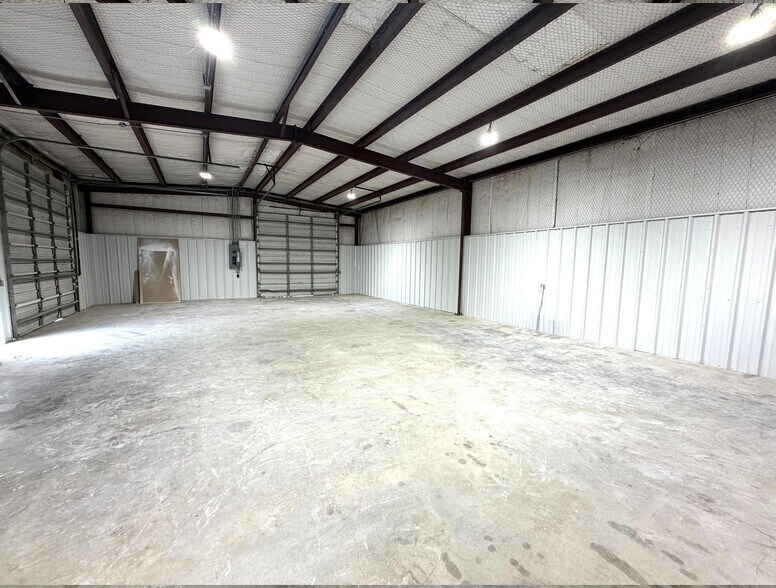 More Photos Of 4222 Russell Dr, Corpus Christi Warehouse For Lease