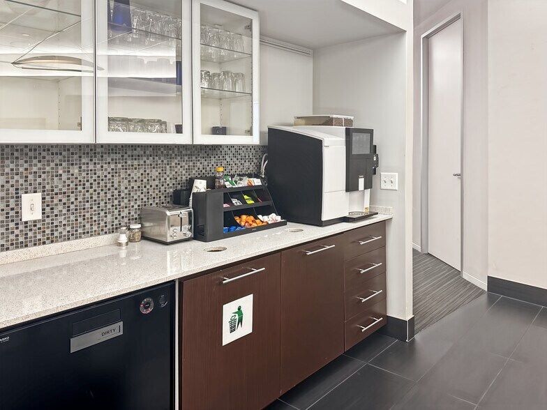 More Photos Of 401 E Sonterra Blvd, San Antonio Coworking Space