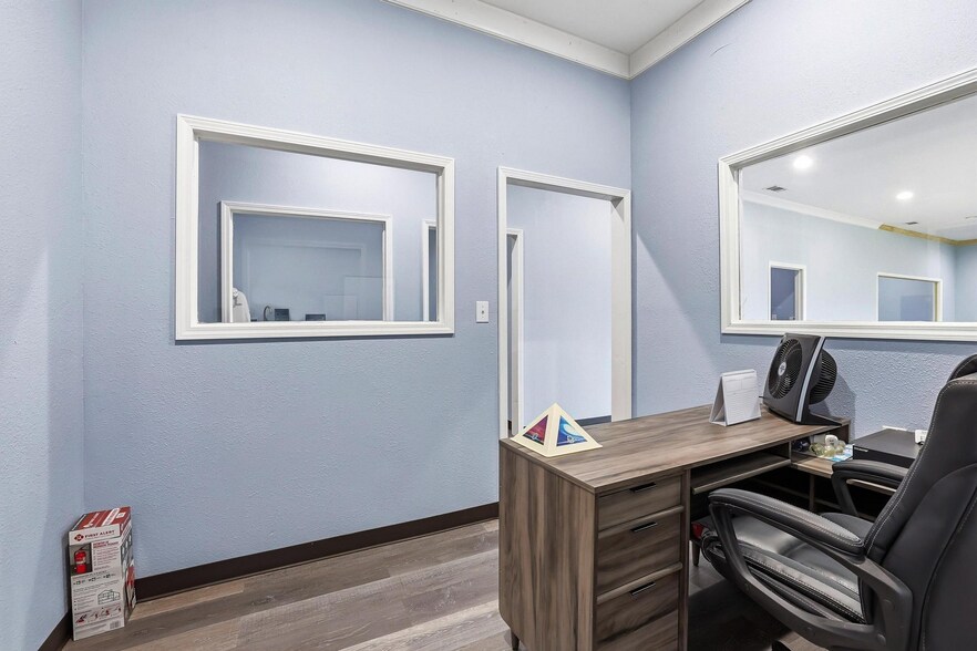 More Photos Of 3301 S State Highway 121, Bonham Showroom For Sale