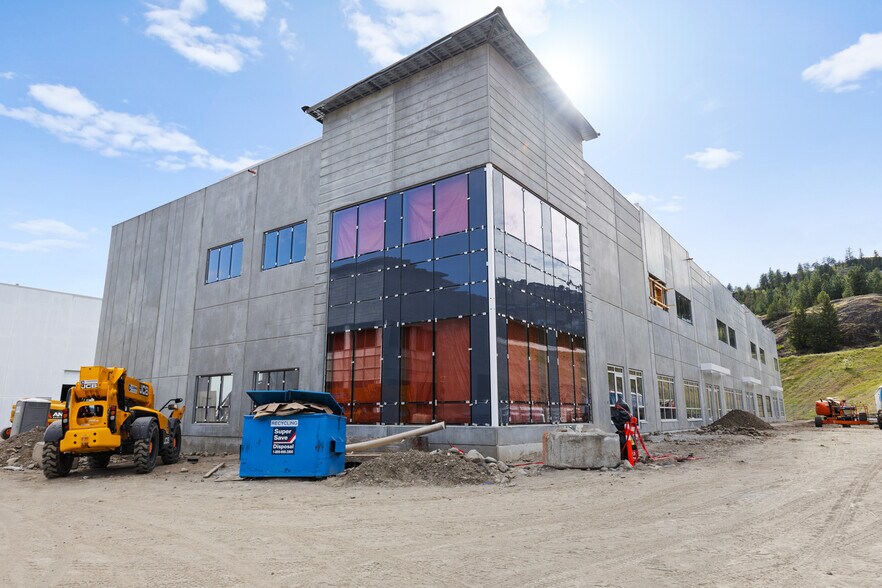 More Photos Of 2648 W Kelowna Rd, West Kelowna Showroom For Sale