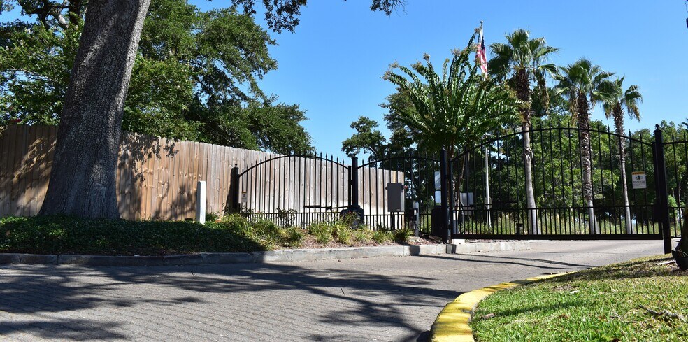 More Photos Of 2252 Beach Dr, Gulfport Office Residential For Lease