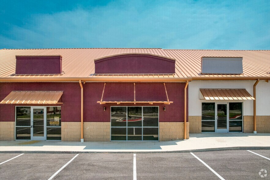 More Photos Of 2009 S Walnut Ave, New Braunfels Storefront For Lease