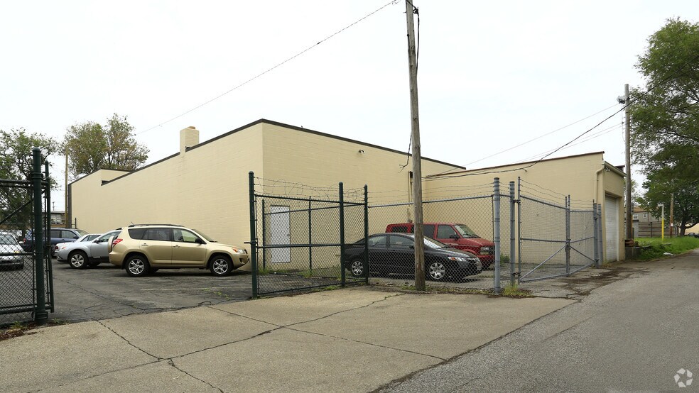 More Photos Of 4529 Detroit Ave, Cleveland Service For Lease