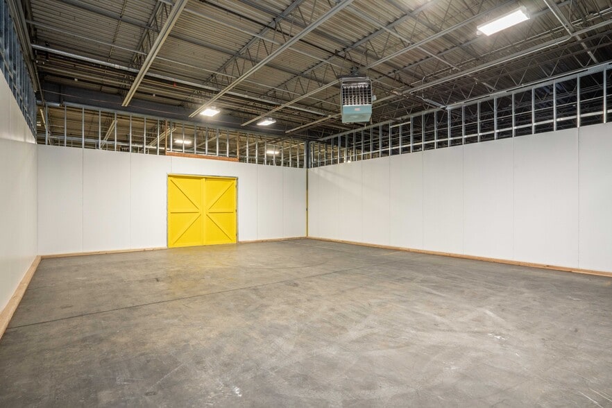 More Photos Of 6 Britton Dr, Bloomfield Warehouse For Lease