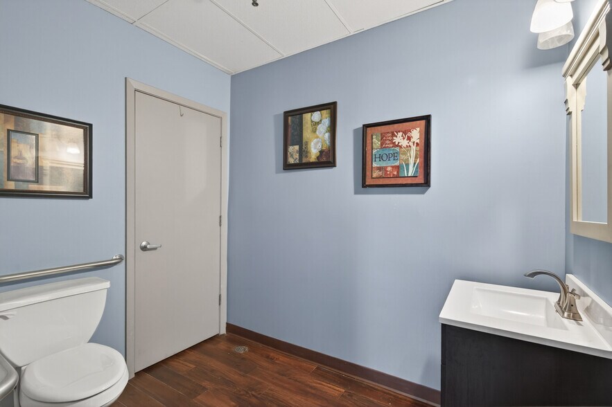 More Photos Of 1017-1023 Mainstreet, Hopkins Storefront For Lease