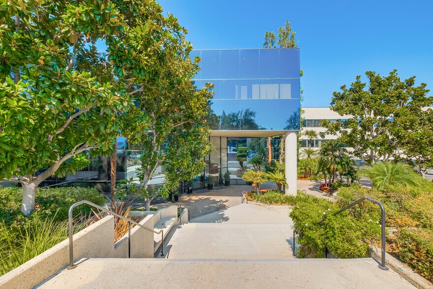 More Photos Of 27001 Agoura Rd, Calabasas Coworking Space