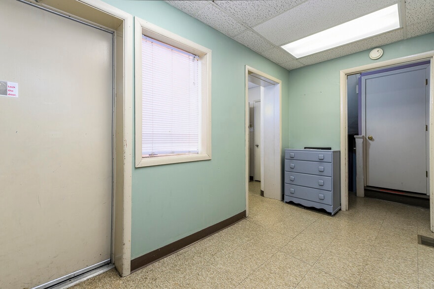 More Photos Of 4019 S Grand Blvd, Saint Louis Flex For Sale