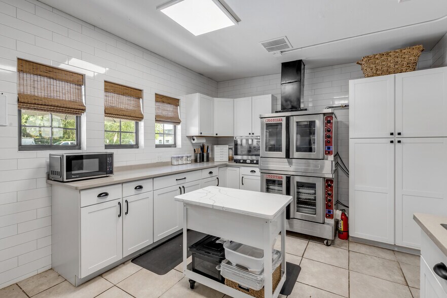 More Photos Of 218 N Orange St, New Smyrna Beach Freestanding For Sale