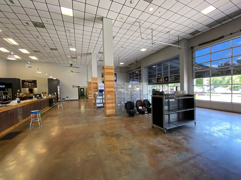 More Photos Of 1101 Doyle Melancon Ext, Breaux Bridge Showroom For Sale