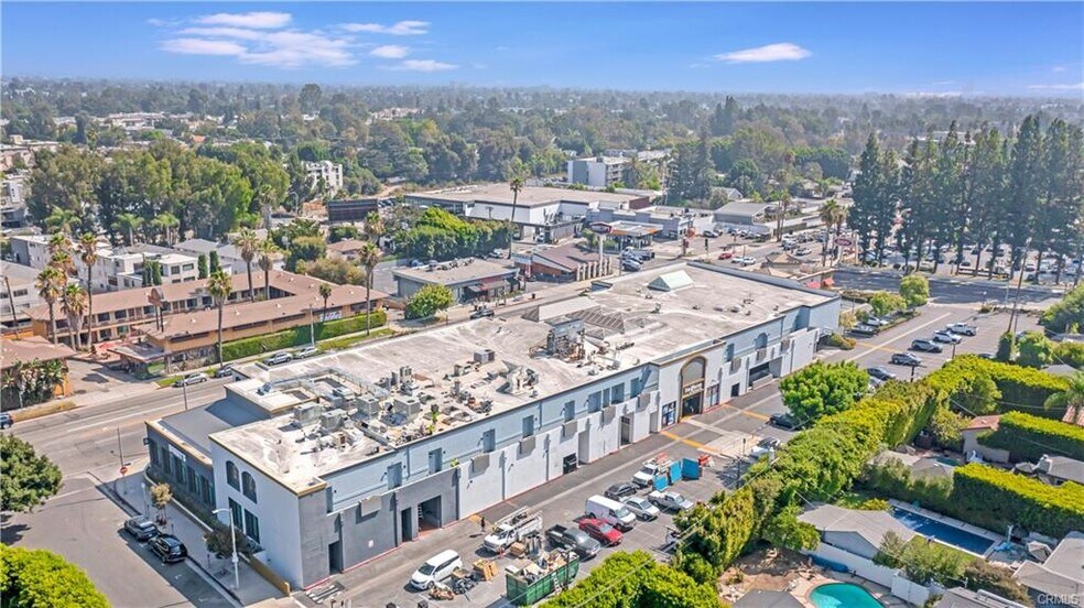 More Photos Of 12930 Ventura Blvd, Studio City Freestanding For Lease