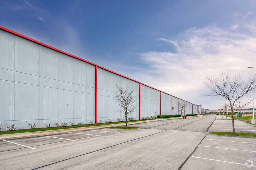 More Photos Of 2450 Sweeney Dr, Clinton Warehouse For Lease