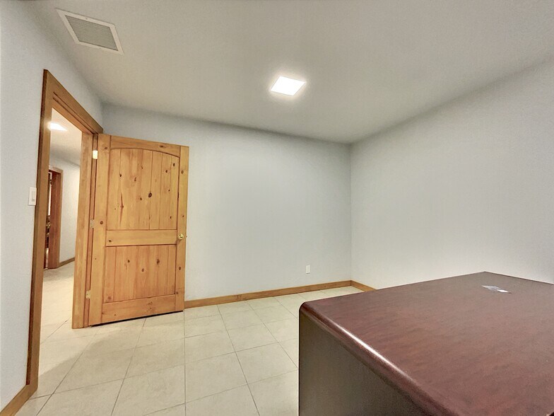 More Photos Of 201 Houston St, George West Warehouse For Lease