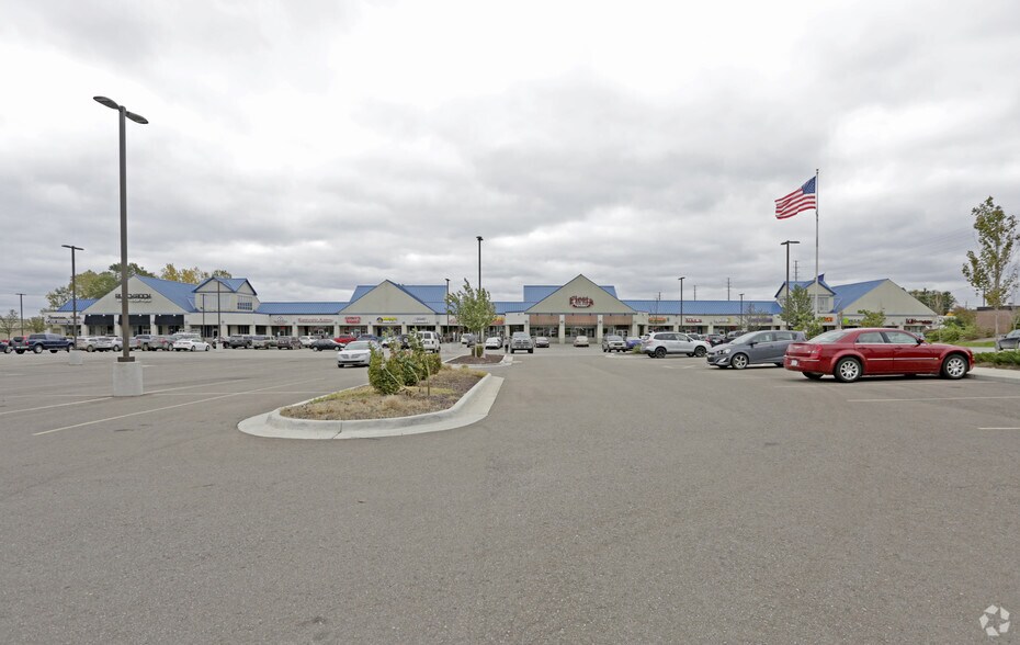 More Photos Of 10002-10112 Highland Rd, Hartland Freestanding For Lease