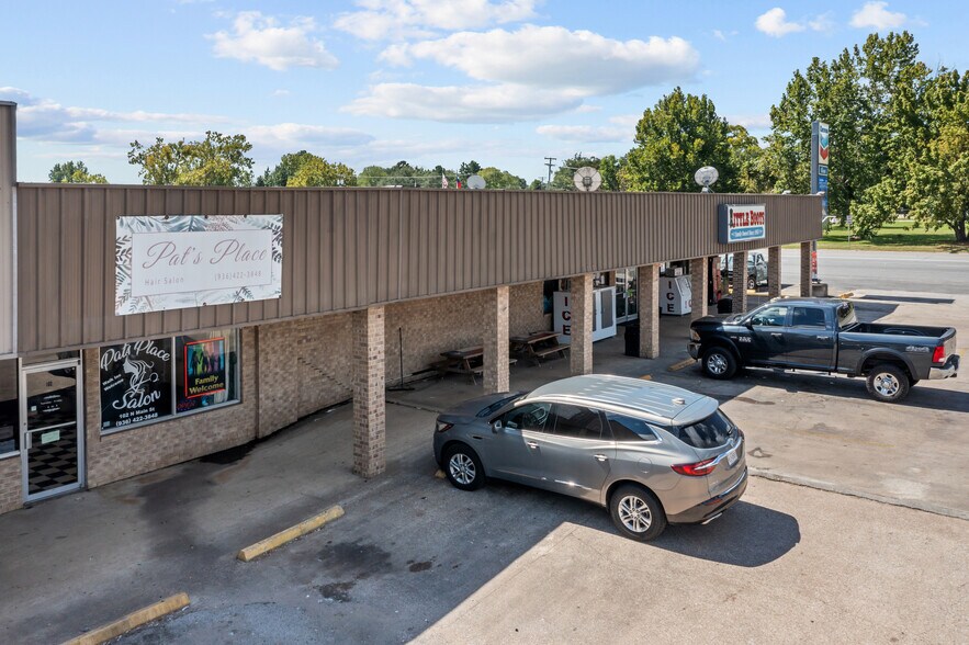 More Photos Of 104 N Main St, Huntington Storefront For Lease