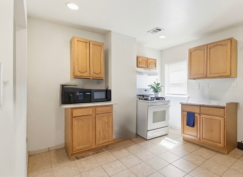 More Photos Of 2712 Pennsylvania Ave, Baltimore Storefront Retail Residential For Lease
