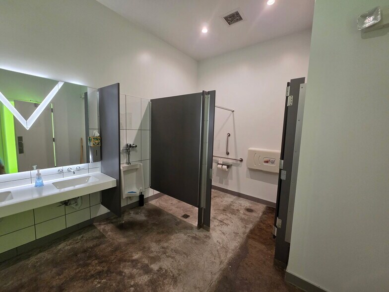 More Photos Of 118 NW 8th St, Oklahoma City Freestanding For Lease