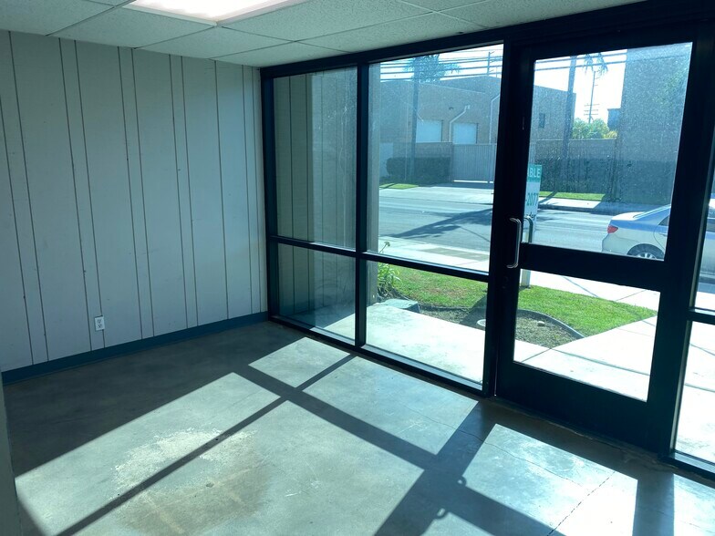 More Photos Of 902 W 18th St, Costa Mesa Warehouse For Lease
