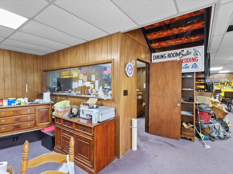 More Photos Of 100 E Broadway St, Lexington Storefront For Sale