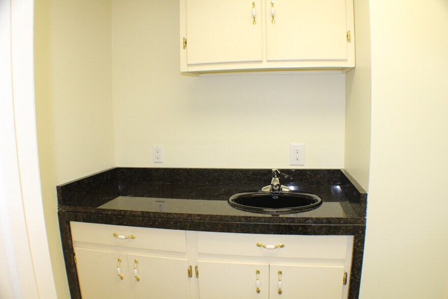 More Photos Of 1637 N Eastman Rd, Kingsport Office For Lease