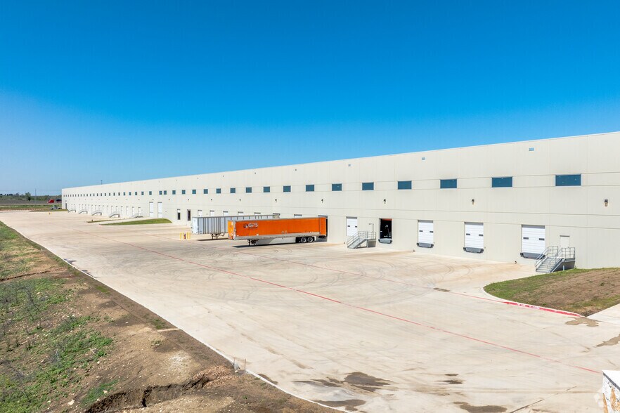 More Photos Of 6100 N Stemmons Fwy, Sanger Unknown For Lease