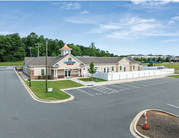 More Photos Of 12830 Eastfield Rd, Huntersville General Retail For Sale