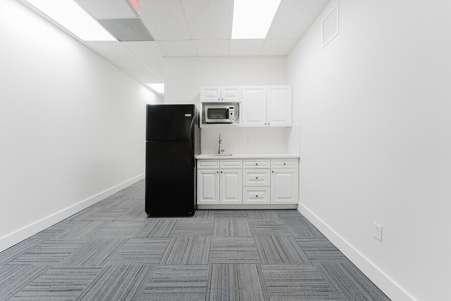More Photos Of 1817-1847 NE 25th St, Lighthouse Point Unknown For Lease