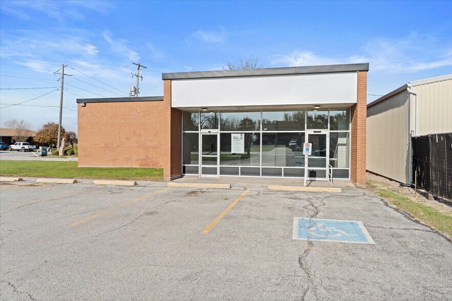 Primary Photo Of 398 King St W, Essex Freestanding For Lease