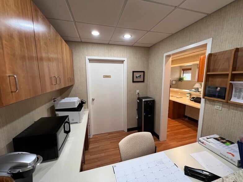 More Photos Of 2 1/2 Dearfield Dr, Greenwich Medical For Lease