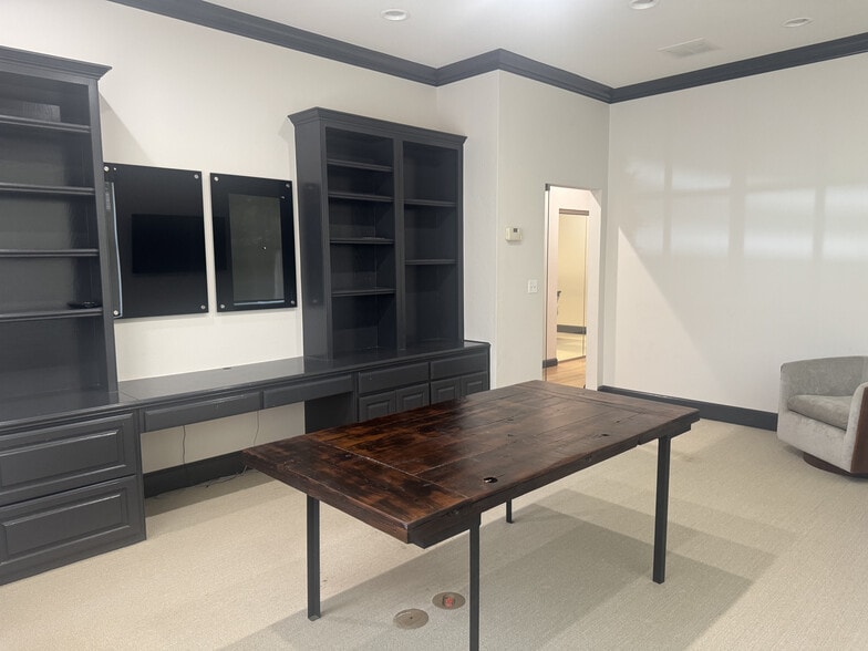 More Photos Of 7005 N Robinson Ave, Oklahoma City Office For Sale