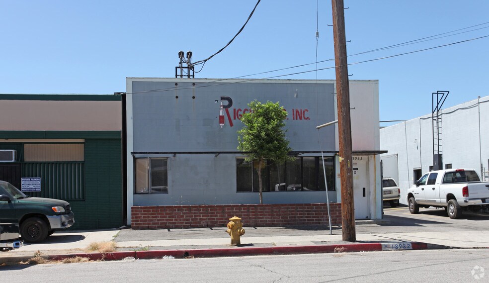 More Photos Of 13932-13936 Saticoy St, Panorama City Warehouse For Sale