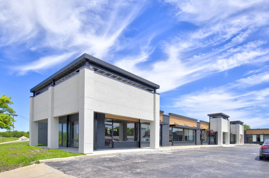 More Photos Of 7711 N Oak Tfwy, Kansas City Unknown For Lease