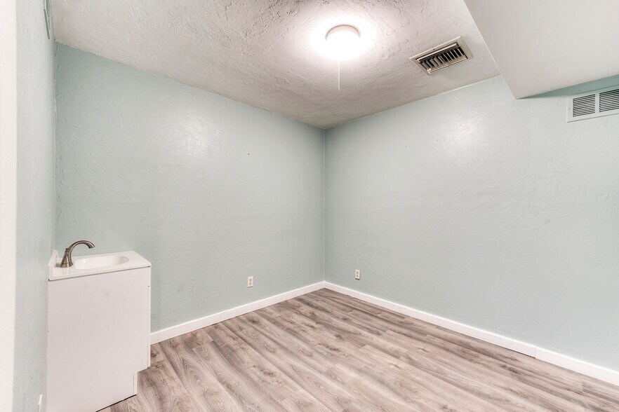More Photos Of 1149 Periwinkle Way, Sanibel Office For Sale