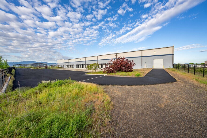 More Photos Of 4689 Industry Dr, Medford Distribution For Lease