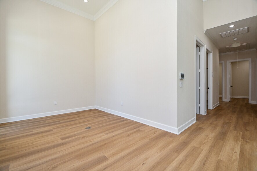 More Photos Of 1325 Main St, Katy Office For Lease