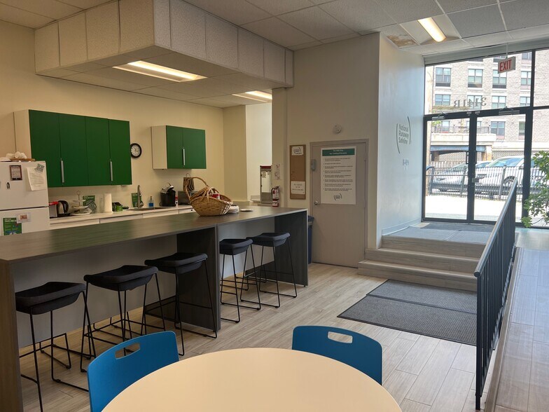 More Photos Of 3131-3143 N Lincoln Ave, Chicago Office For Lease