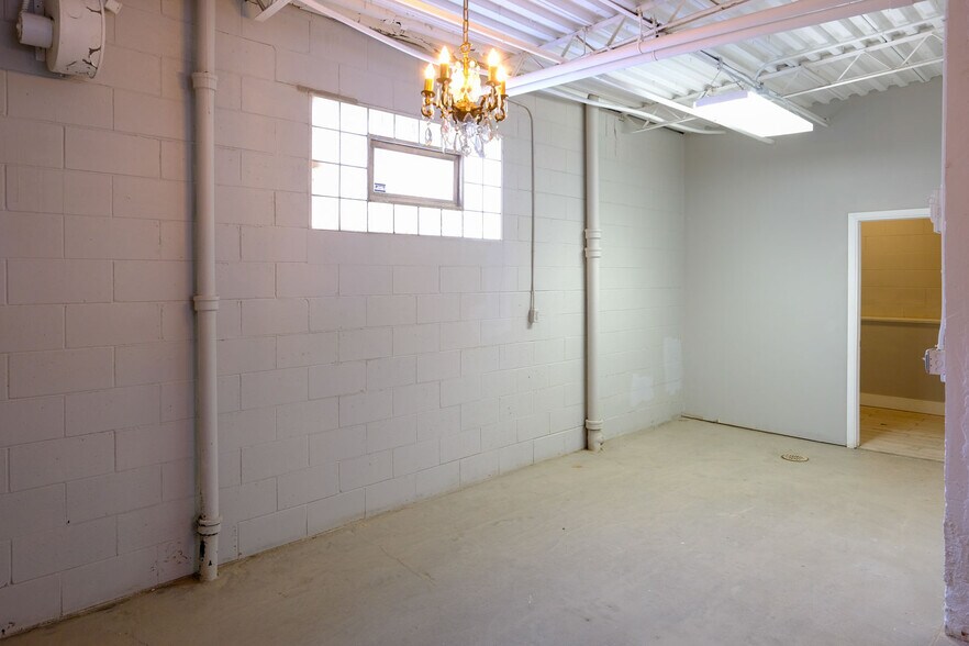 More Photos Of 408 W Main St, Benton Harbor Freestanding For Lease