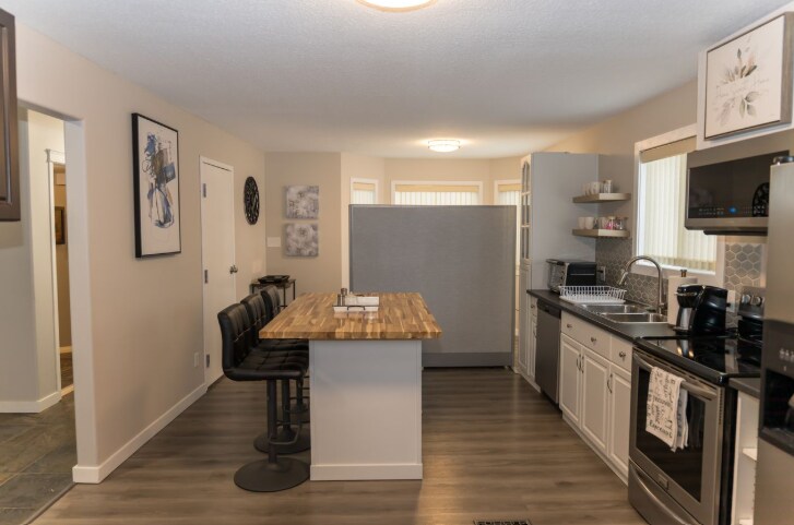 More Photos Of 16210 100A Ave NW, Edmonton Office For Sale