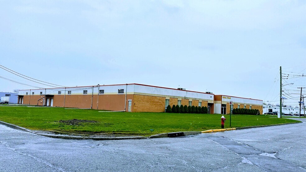 More Photos Of 15 Triangle Blvd, Carlstadt Warehouse For Lease