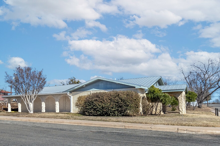 More Photos Of 305 W Dallas St, Llano Religious Facility For Sale