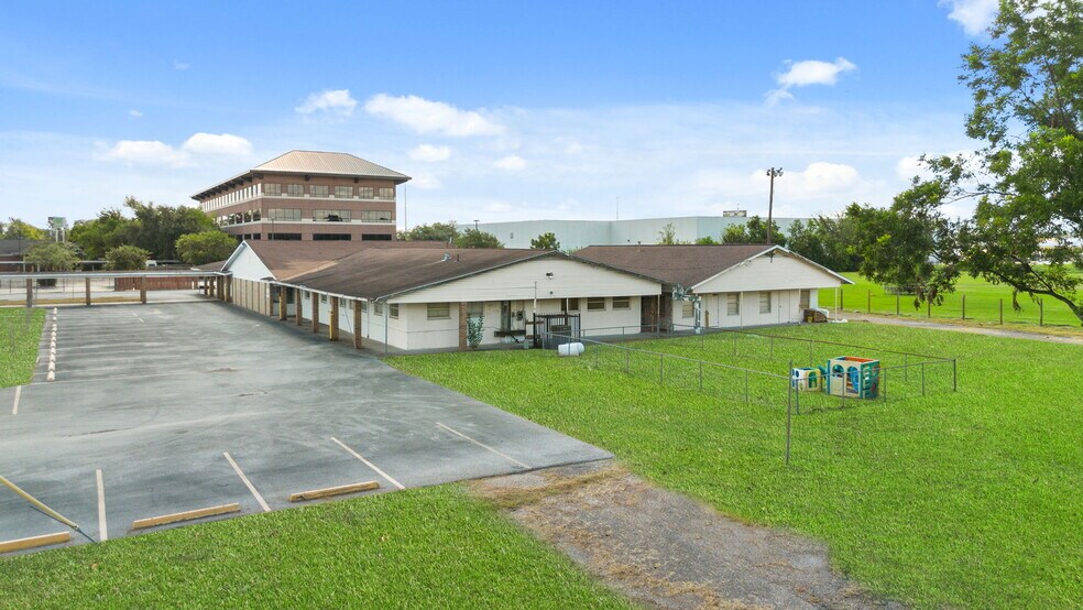 More Photos Of 513 W Rittenhouse Rd, Houston Religious Facility For Sale