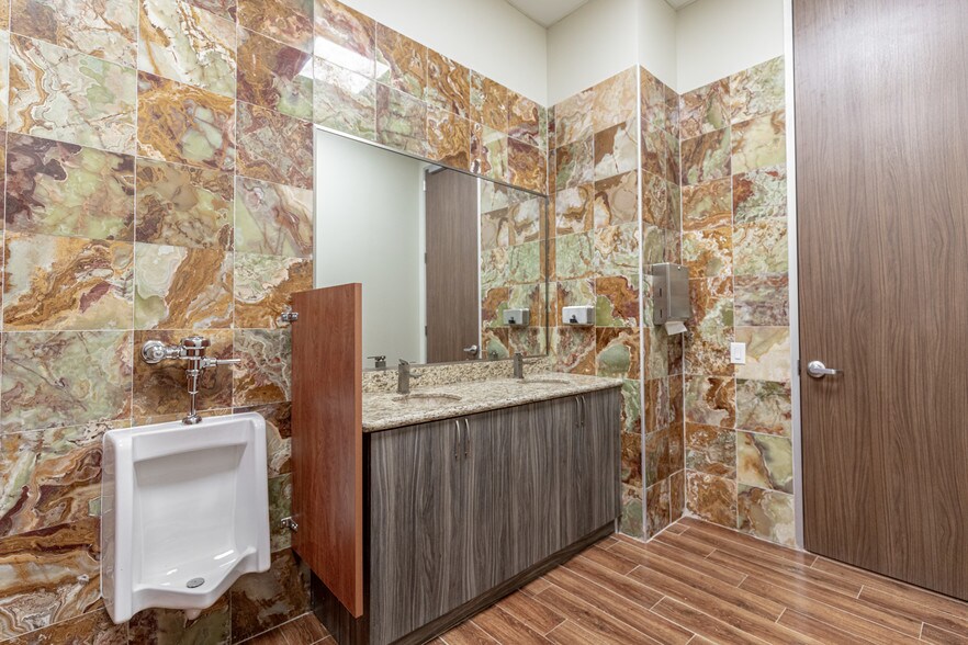 More Photos Of 16422 Stuebner Airline Rd, Spring Medical For Lease