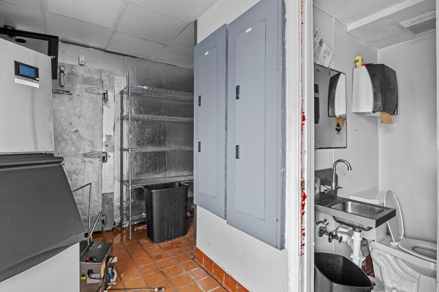 More Photos Of 1478 W Lexington Ave, Winchester Fast Food For Lease