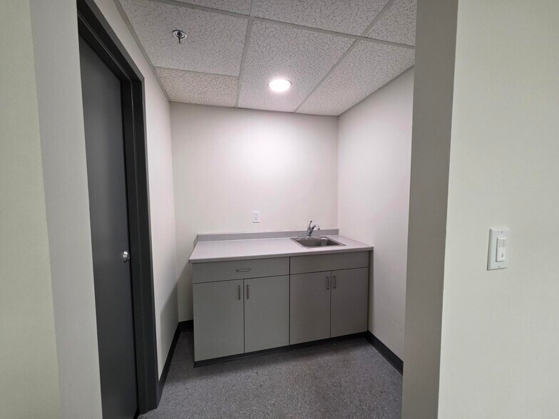 More Photos Of 2-100 Tower Office Park, Woburn Showroom For Lease