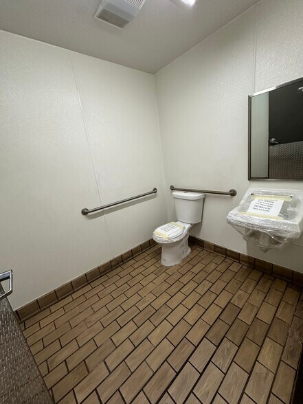 More Photos Of 5049-5057 Garrett Ave, Beltsville Freestanding For Lease