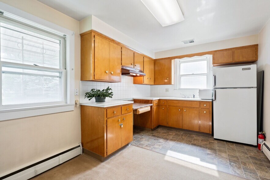 More Photos Of 609 Main St, Windsor Office For Sale