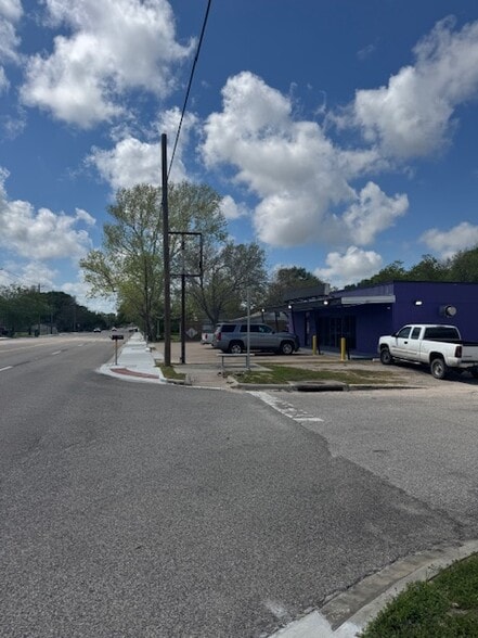 More Photos Of 1002 Main St, La Marque Flex For Sale