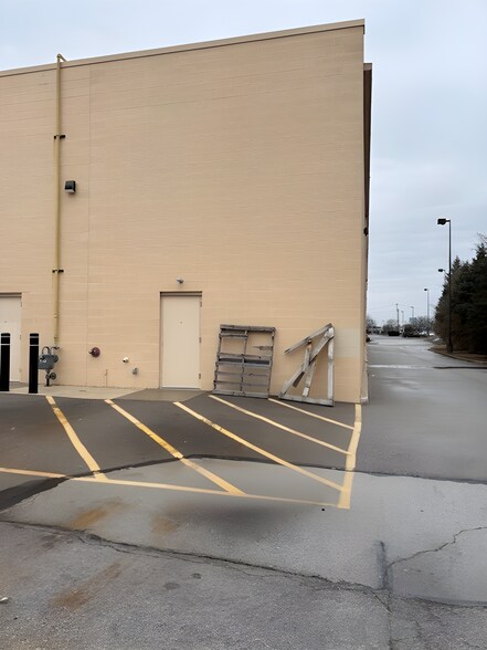 More Photos Of 6639 Airport Hwy, Holland Freestanding For Lease