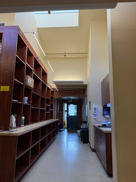 More Photos Of 501 Laurel St, San Carlos Veterinarian Kennel For Lease