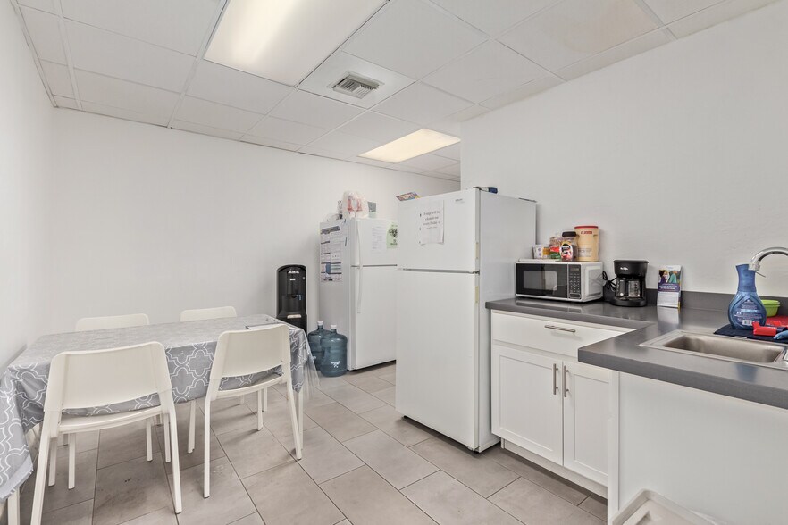 More Photos Of 5815 N Black Canyon Hwy, Phoenix Medical For Lease